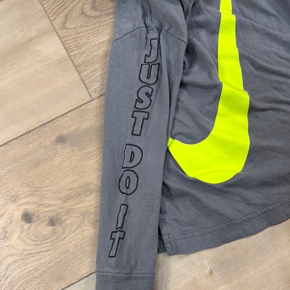 Nike Gray Tshirt Hoodie with Neon Yellow Logo Swoosh Youth Boys - Picture 3 of 7